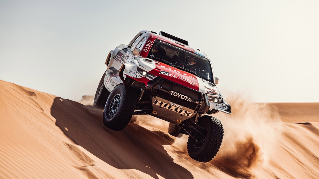 Toyota-hilux-sand-driving-action-exterior.jpg