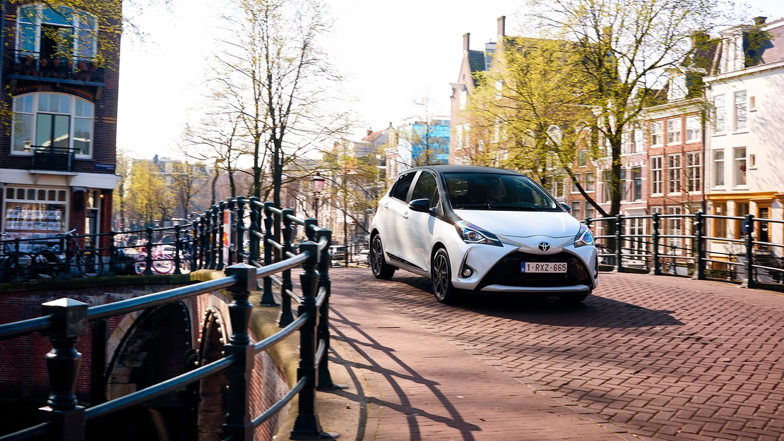 Toyota-Yaris-exterieur-driekwart-linksvoor-Nat-wegdek-Goede-banden