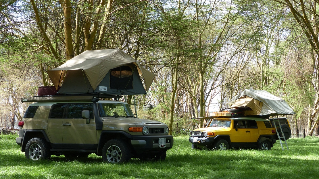 Toyota-FJ-Cruiser-stilstaand-daktent