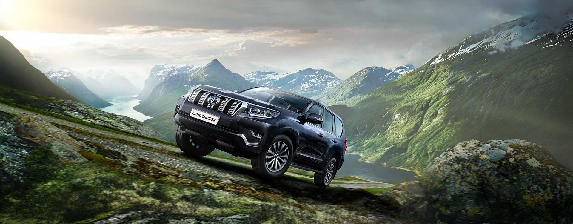 toyota-land-cruiser-2018-header-animated-poster-v2_tcm-22-1133381.jpg