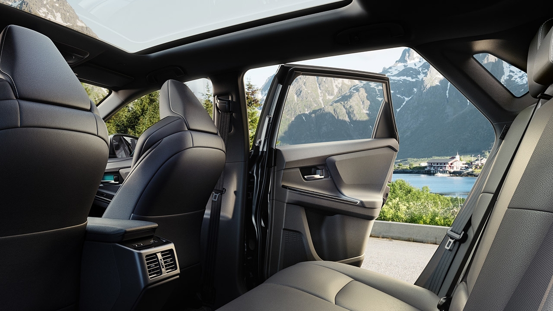 Toyota-bZ4X-interieur-panoramadak-open-deur-uitzicht-op-meer