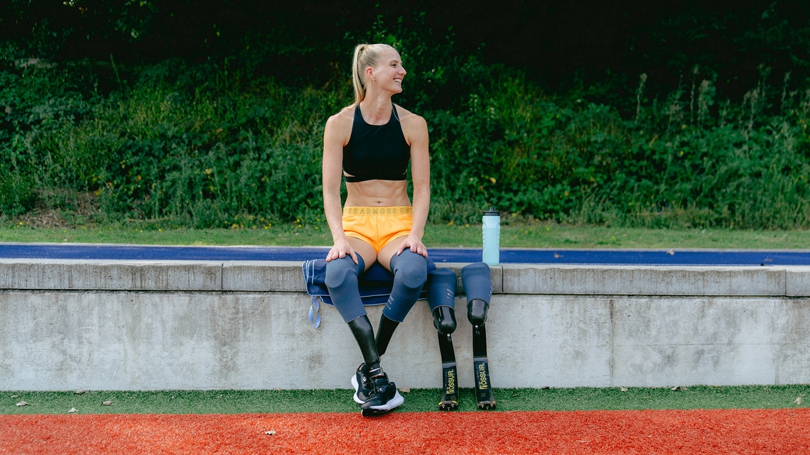 Fleur-Jong-zittend-sportveld-met-prothese